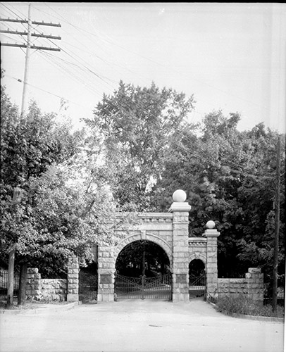 A 1932 photo of Oakwood cemetery. 