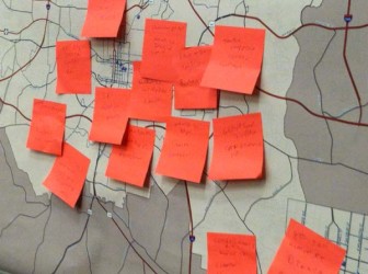 Sticky notes on the map indicate locations where groups already distribute or want to distribute food to the homeless. 