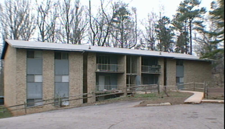 A 2002 photo of the Palms Apartments